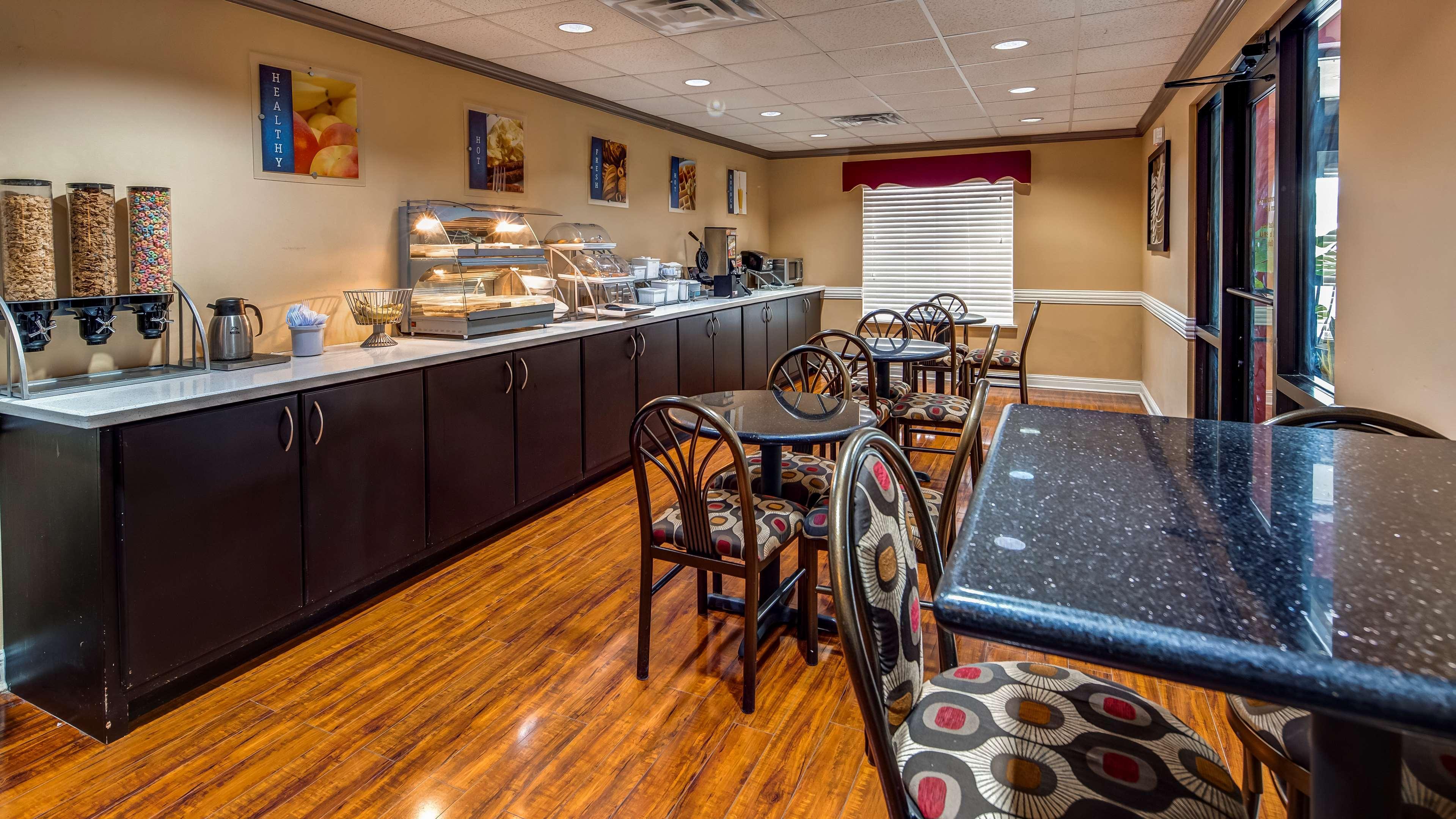 Best Western Plus Kingston Hotel And Conference Center Экстерьер фото